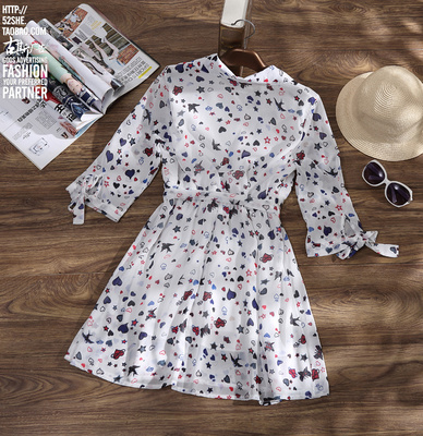 淘宝女装摄影 平铺挂拍与木板背景的电商拍摄技巧