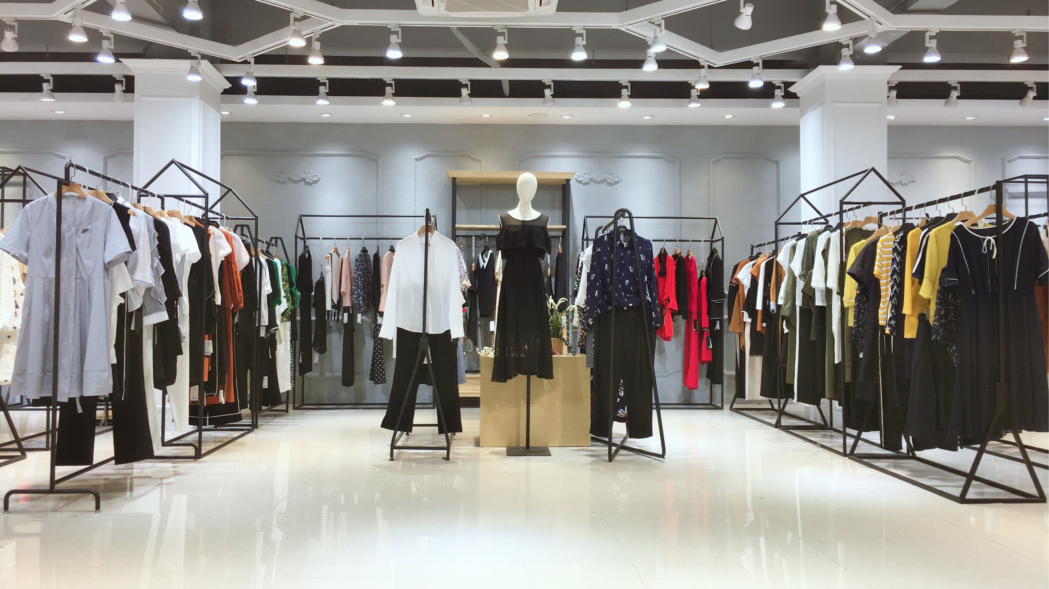 品牌折扣女装店如何选择货品风格